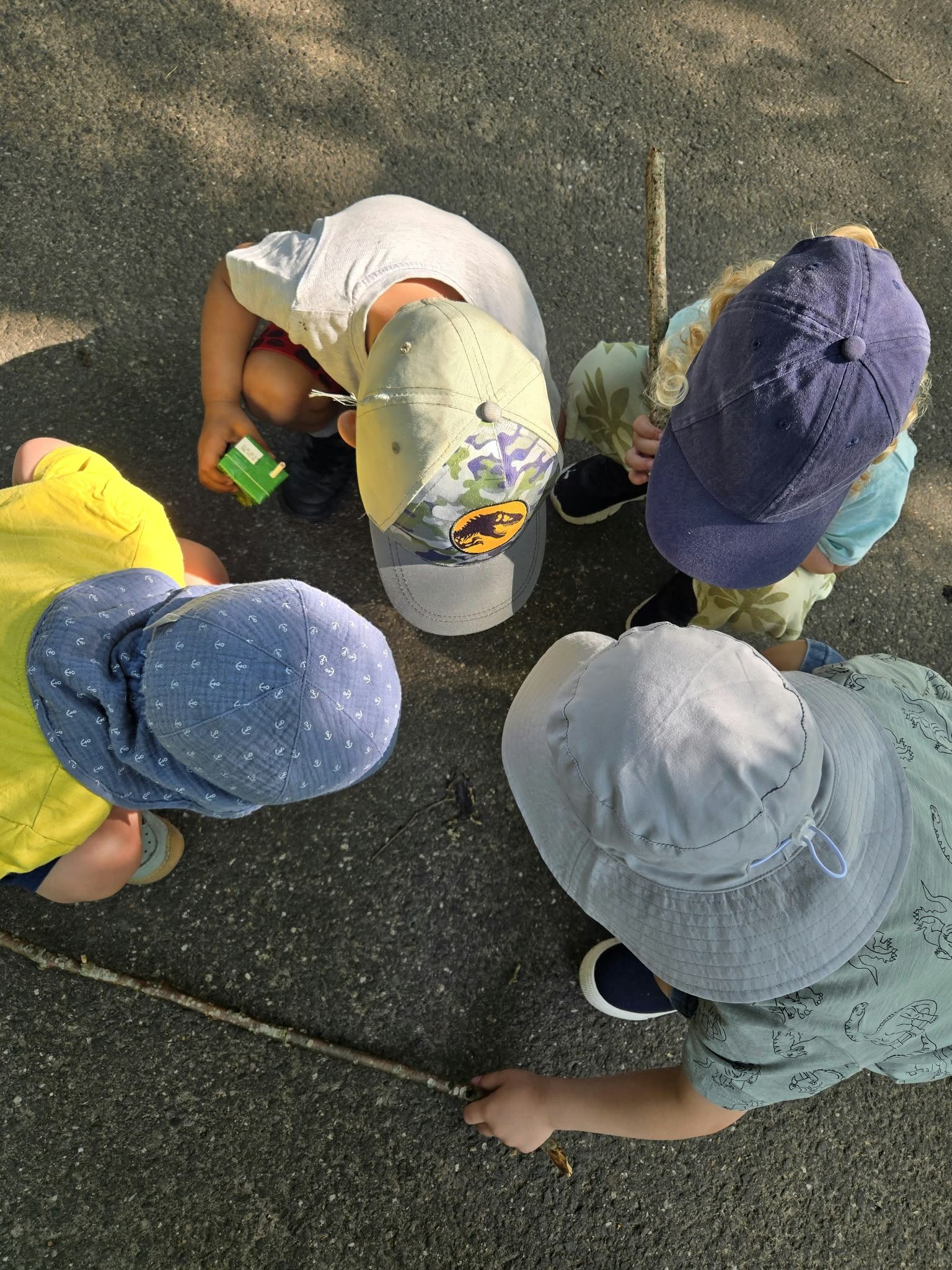 Kinder entdecken etwas auf dem Boden