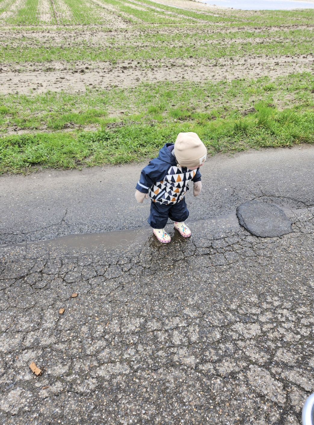 Kind auf dem Feldweg